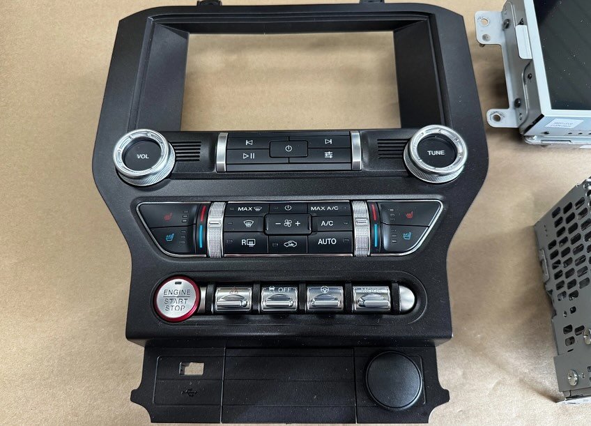 2019 Ford Mustang OEM Touch Screen Face Plate Radio Module USB - Image 4