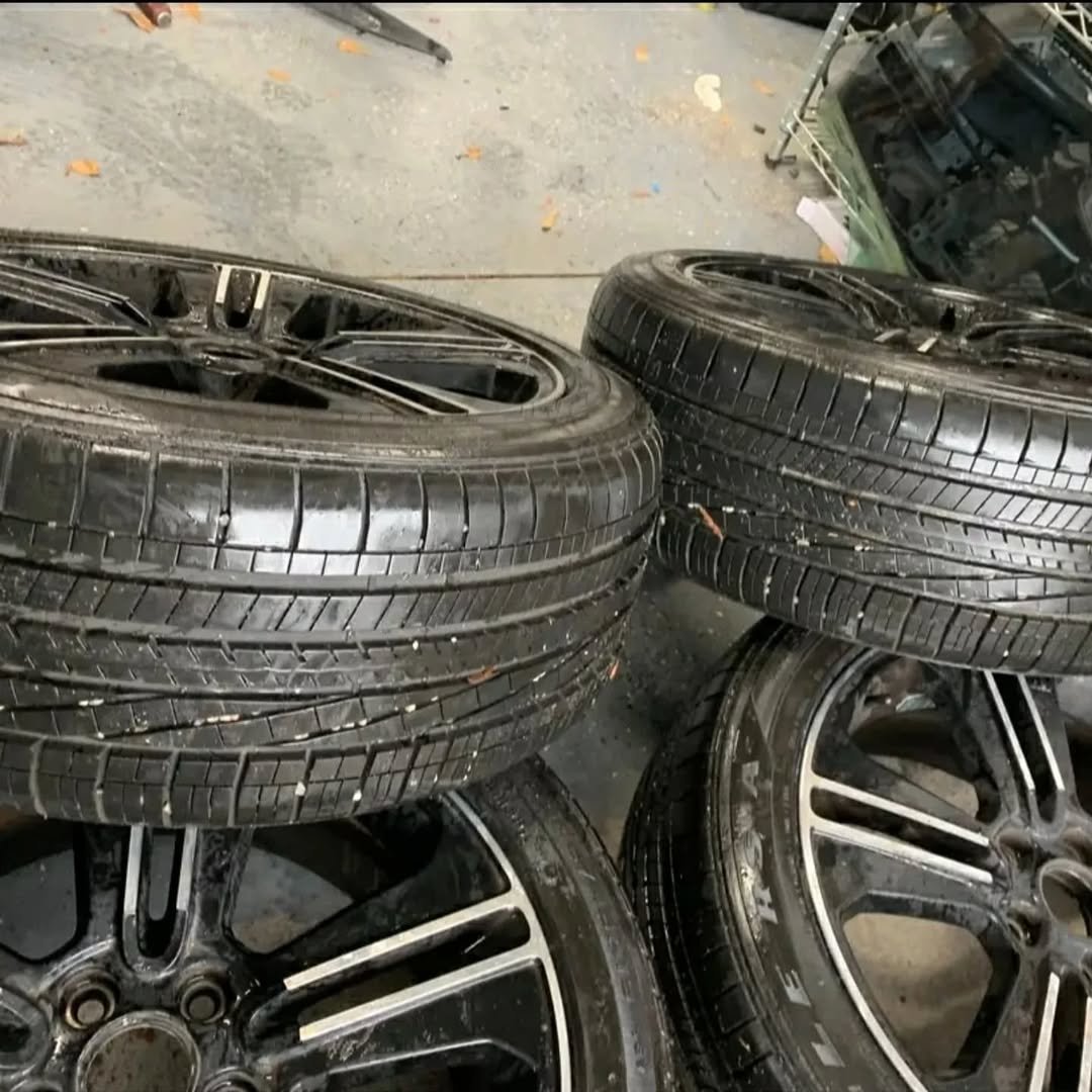 Ford Mustang GT/CS 19-Inch Rims and Tires Set - Image 2