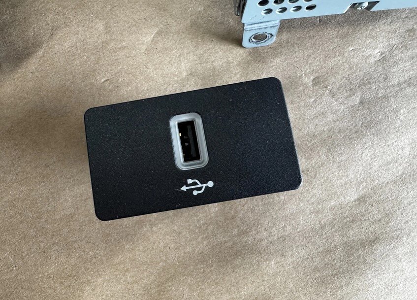 2019 Ford Mustang OEM Touch Screen Face Plate Radio Module USB - Image 2