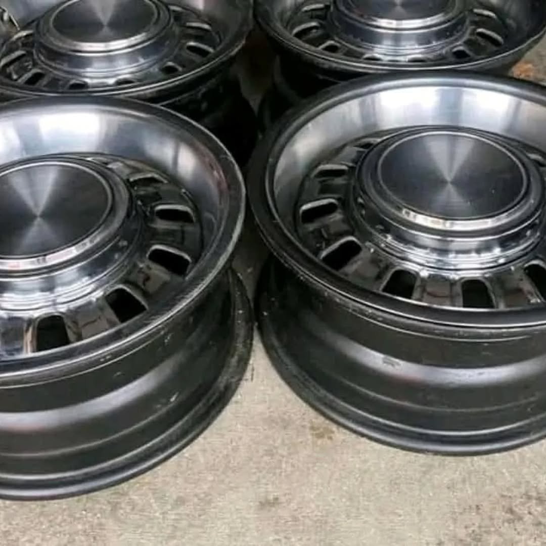 1969 Ford Mustang Mach 1 GT Wheels with Caps and Rings - Image 2