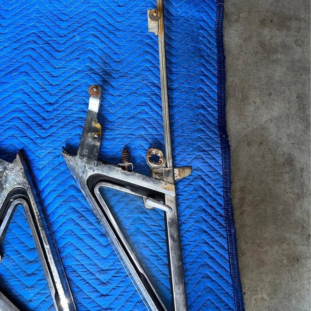 1967-1968 Ford Mustang Vent Window Assembly Pair OEM - Image 2