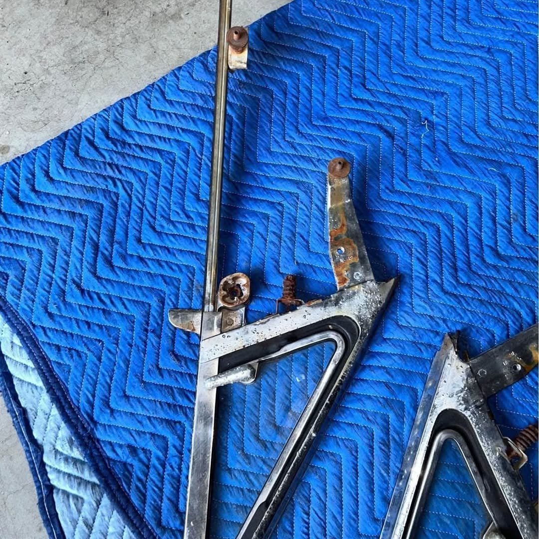 1967-1968 Ford Mustang Vent Window Assembly Pair OEM - Image 3